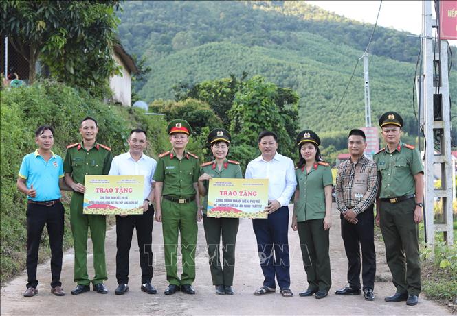 Công an tỉnh Bắc Giang trao  tặng Công trình Thanh niên, phụ nữ: đường điện năng lượng mặt trời thắp sáng đường quê; hệ thống camera an ninh trật tự cho chính quyền xã và công an xã Sa Lý. Ảnh: Danh Lam -TTXVN 