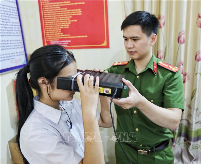 Công an xã Sa Lý tăng cường làm việc cả ngày chủ nhật để làm căn cước công dân cho người dân. Ảnh: Danh Lam -TTXVN 