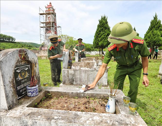Cán bộ, chiến sỹ dọn dẹp, tu sửa nghĩa trang liệt sỹ xã Sa Lý, huyện Lục Ngạn (Bắc Giang). Ảnh: Danh Lam -TTXVN 