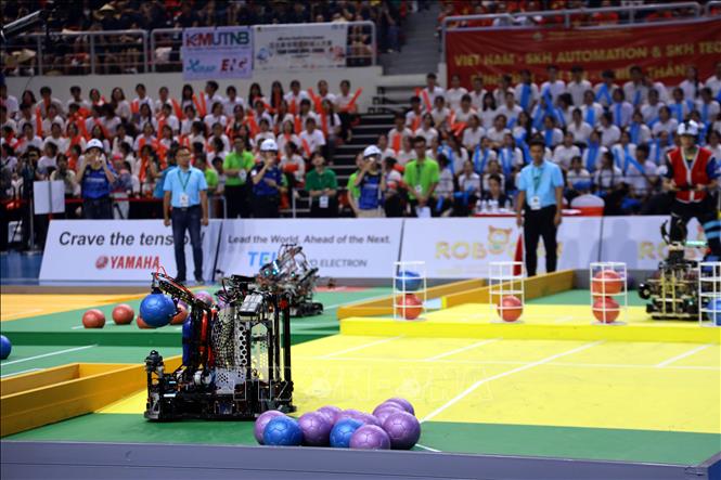 Các robot tại phần thi đưa thóc vào rổ. Ảnh: Đức Hiếu - TTXVN