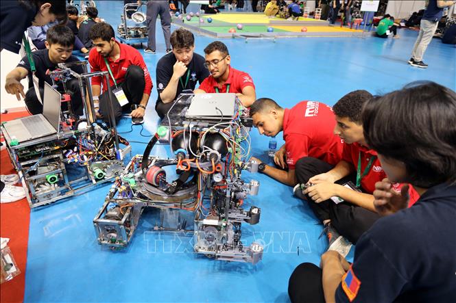 Đội Mông Cổ kiểm tra robot trước khi đưa vào thi đấu. Ảnh: Đức Hiếu - TTXVN