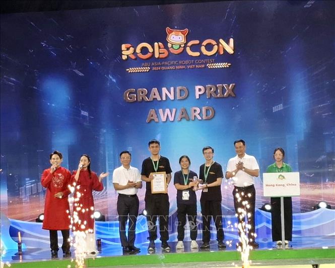 Ban tổ chức trao giải Nhất cho đội Hong Kong (Trung Quốc). Ảnh: Đức Hiếu - TTXVN
