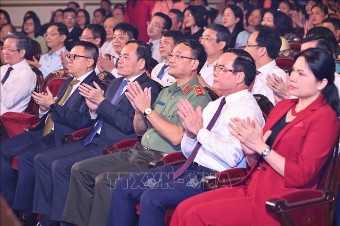 Phó Thủ tướng, Trưởng Ban Kinh tế Trung ương Trần Lưu Quang và các đại biểu dự chương trình. Ảnh: Minh Đức - TTXVN



