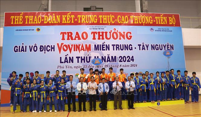Trao huy chương cho các đội thi xuất sắc ở nội dung võ nhạc. Ảnh: Tường Quân - TTXVN