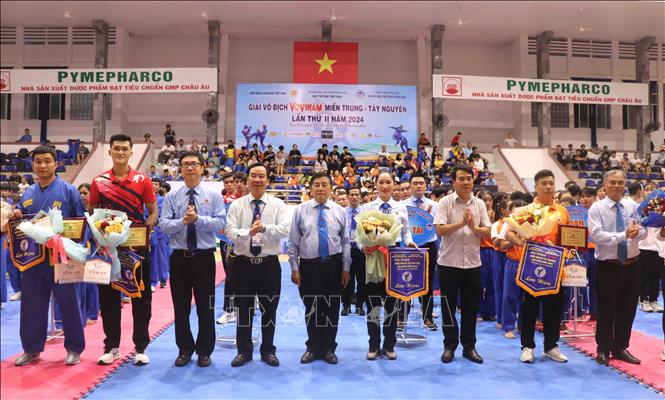 Ban Tổ chức trao cờ lưu niệm cho các đội tham gia. Ảnh: Tường Quân - TTXVN