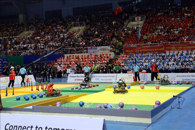 Robots of different teams compete in the ABU ROBOCON 2024. VNA Photo: Đức Hiếu