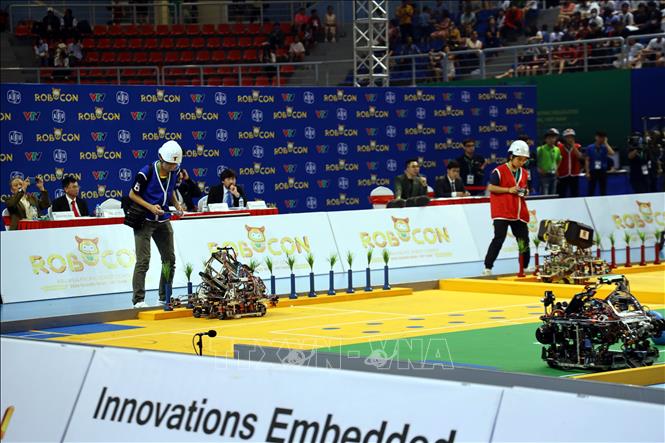 Hong Kong team and Japanese team compete at the ABU ROBOCON 2024. VNA Photo: Đức Hiếu