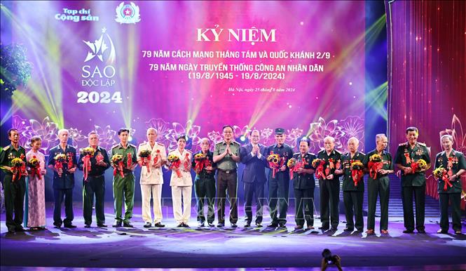 Tổng Biên tập Tạp chí Cộng sản Lê Hải Bình và Trung tướng Phạm Thế Tùng, Thứ trưởng Bộ Công an tặng hoa tri ân các Anh hùng lực lượng vũ trang. Ảnh: Minh Đức - TTXVN