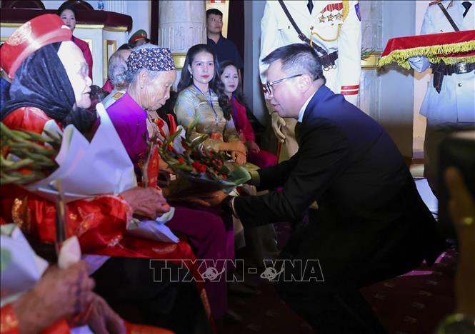 Ủy viên Trung ương Đảng, Tổng Biên tập Báo Nhân Dân, Phó Trưởng Ban Tuyên giáo Trung ương Lê Quốc Minh tặng hoa tri ân các Mẹ Việt Nam anh hùng. Ảnh: Minh Đức - TTXVN