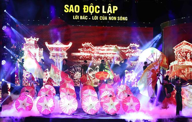 Các tiết mục nghệ thuật đặc sắc trong Chương trình giao lưu nghệ thuật “Sao Độc lập”. Ảnh: Minh Đức - TTXVN