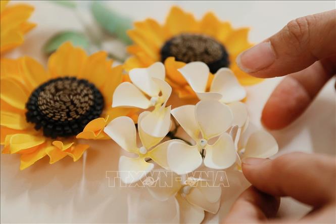 Maypaperflower founder desires to continue the traditional craft of paper flower making and educate people about it. VNA Photo: Minh Quyết 