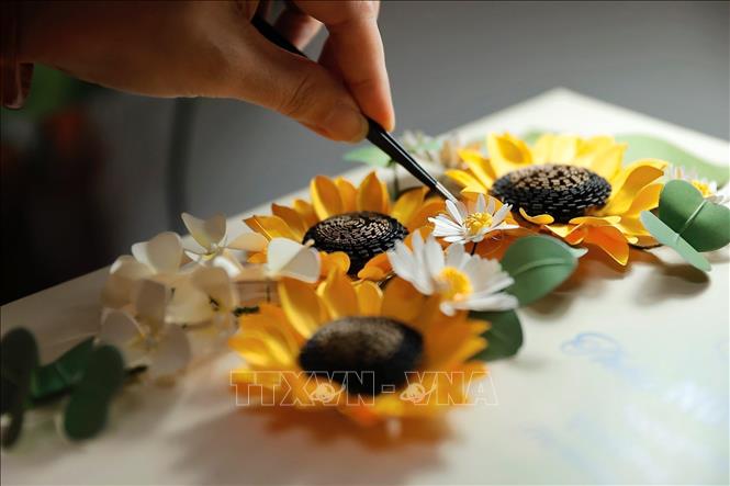 Maypaperflower is a Vietnamese brand that carries unique and delicate artistic values, through which the stories of Vietnamese culture and traditional craft are told. VNA Photo: Minh Quyết 