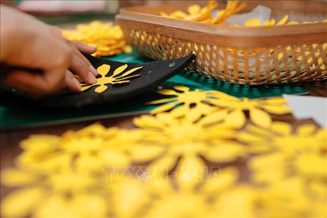 Artisans working with Maypaperflower are meticulous and accurate, who crafted lively and colourful flowers. VNA Photo: Minh Quyết  