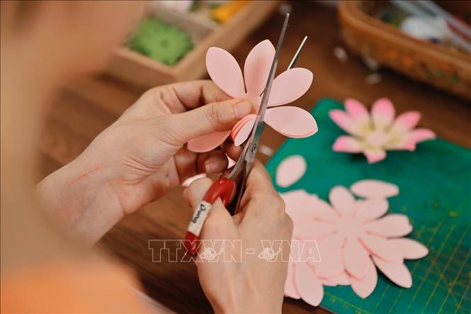 Artisans working with Maypaperflower are meticulous and accurate, who crafted lively and colourful flowers. VNA Photo: Minh Quyết  