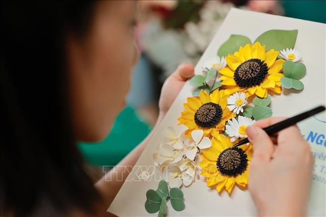Each product of Maypaperflower is the result of creative effort and dedication of the entire craft team. VNA Photo: Minh Quyết  
