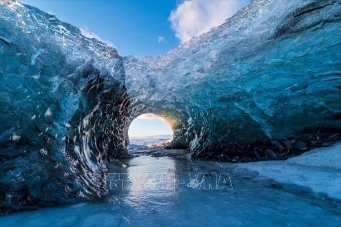 Hang động băng trên sông băng Breidamerkurjokull ở Đông Nam Iceland. Ảnh: Getty Images/TTXVN