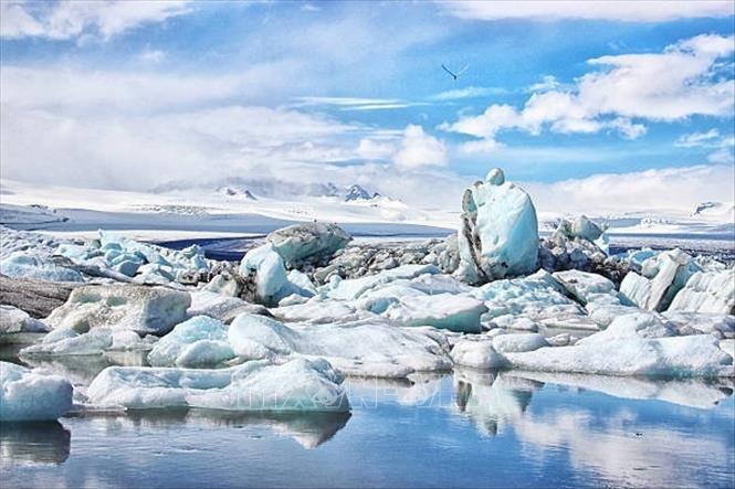 Các tảng băng của sông Breidamerkurjokull trôi nổi trên hồ băng ở Đông Nam Iceland. Ảnh: Getty Images/TTXVN