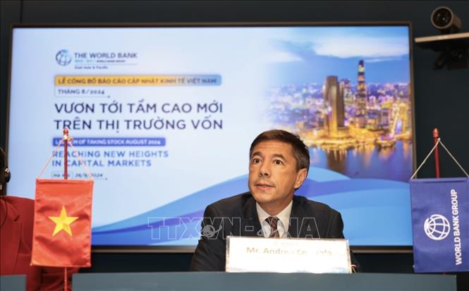 Ông Andrea Coppola, Chuyên gia Kinh tế trưởng và Quản lý chương trình, WB tại Việt Nam, Campuchia và Lào báo cáo. Ảnh: Trần Việt - TTXVN 