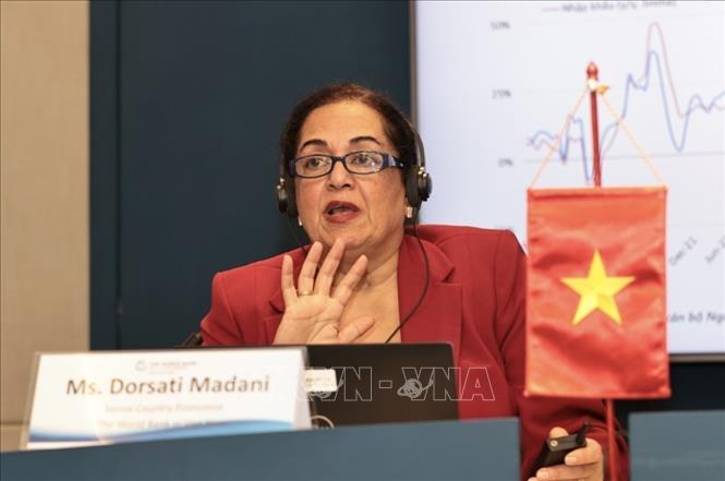 Bà Dorsati Madani, Chuyên gia Kinh tế cấp cao của Ngân hàng Thế giới (WB) tại Việt Nam trình bày báo cáo. Ảnh: Trần Việt - TTXVN 