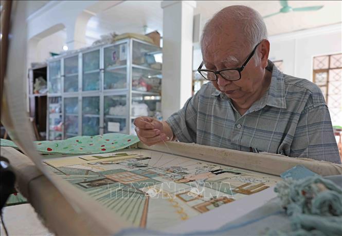 Nghệ nhân Nhân dân Nguyễn Quốc Sự ở thôn Khoái Nội, xã Thắng Lợi 70 năm gắn bó với nghề. Ảnh: Trần Việt - TTXVN