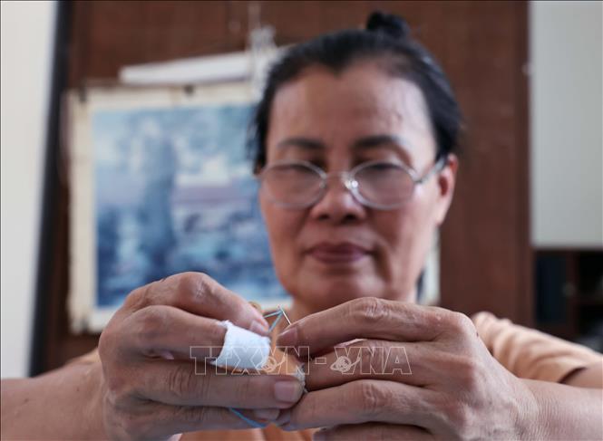 Duy trì và phát triển nghề thêu tay truyền thống được người dân xã Thắng Lợi suy tôn ông tổ nghề thêu của Việt Nam là Lê Công Hành (1606 - 1661). Ảnh: Trần Việt - TTXVN