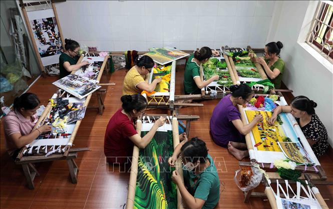 Sản phẩm thêu tay truyền thống của nghệ nhân ở Thắng Lợi được khách hàng trong nước và quốc tế ưa chuộng. Ảnh: Trần Việt - TTXVN