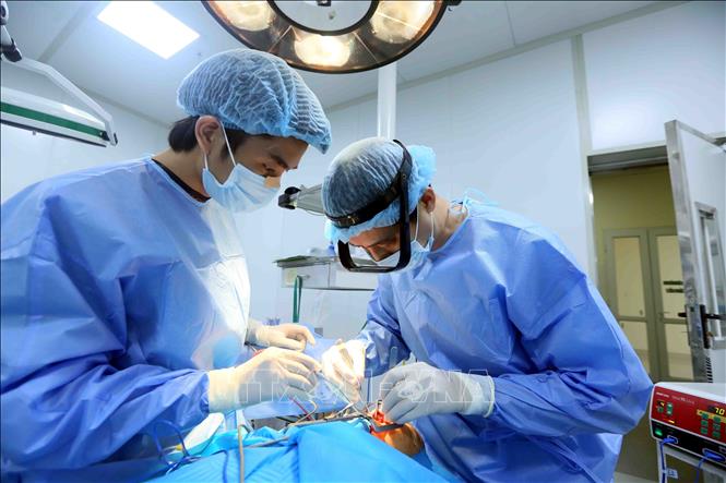 Các bác sĩ phẫu thuật dị tật bẩm sinh vùng hàm mặt cho trẻ em Sơn La. Ảnh: Quang Quyết – TTXVN