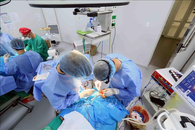 Các bác sĩ phẫu thuật dị tật bẩm sinh vùng hàm mặt cho trẻ em Sơn La. Ảnh: Quang Quyết – TTXVN