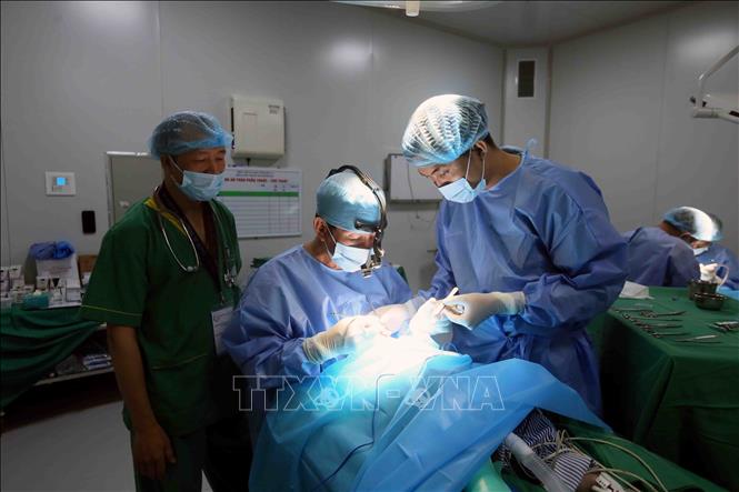 Các bác sĩ phẫu thuật dị tật bẩm sinh vùng hàm mặt cho trẻ em Sơn La. Ảnh: Quang Quyết – TTXVN