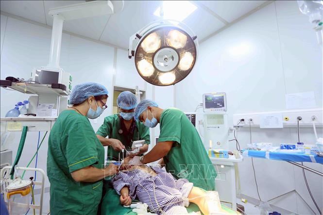 Các bác sĩ phẫu thuật dị tật bẩm sinh vùng hàm mặt cho trẻ em Sơn La. Ảnh: Quang Quyết – TTXVN