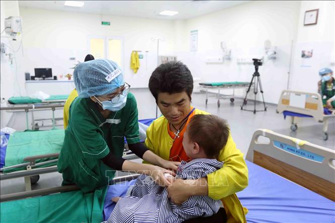 Các bác sĩ chăm sóc sức khỏe cho trẻ em sau phẫu thuật. Ảnh: Quang Quyết – TTXVN