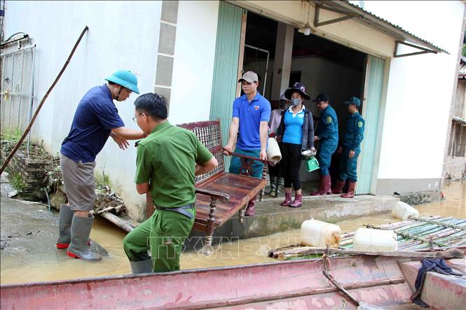 Các lực lượng di chuyển vật dùng gia đình giúp nhân dân bản Phé, xã Tông Cọ đến nơi an toàn. Ảnh: Quang Quyết - TTXVN