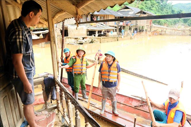 Lãnh đạo xã Tông Cọ thăm hỏi, động viên nhân dân bản Phé sau khi mưa lũ xảy ra. Ảnh: Quang Quyết - TTXVN