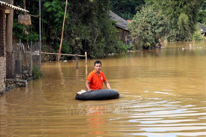 Nhân dân bản Phé, xã Tông Cọ phải di chuyển bằng phao làm từ xăm ô tô. Ảnh: Quang Quyết - TTXVN