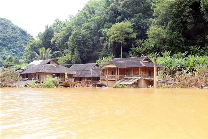 Nhiều ngôi nhà tại bản Phé, xã Tông Cọ bị ngập sâu sau trận mưa lớn. Ảnh: Quang Quyết - TTXVN