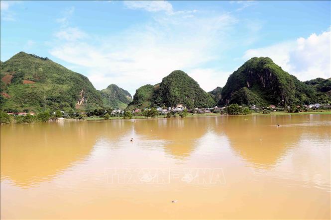 Sau trận mưa lớn, diện tích trồng lúa, hoa màu của nhân dân bản Phé, xã Tông Cọ bị chìm trong biển nước. Ảnh: Quang Quyết - TTXVN