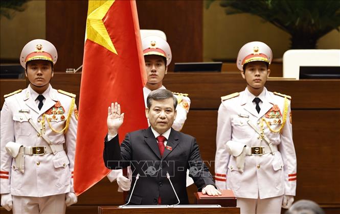 Chief Justice of the Supreme People’s Court Le Minh Tri takes an oath of office. VNA Photo