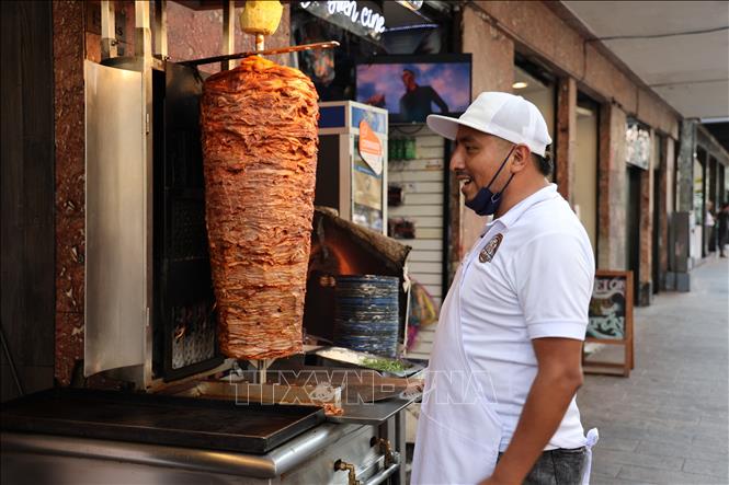 Một cửa hàng bán taco - món ăn truyền thống của Mexico tại thủ đô Mexico City.Ảnh: Phi Hùng - phóng viên TTXVN tại Mexico