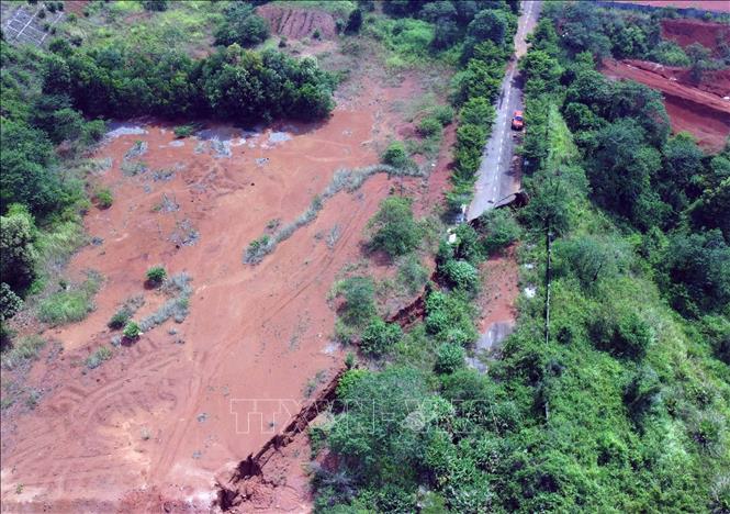 Sạt lở một tuyến đường giao thông gần dự án Nhà máy điện phân nhôm Đắk Nông. Ảnh: Hưng Thịnh – TTXVN 