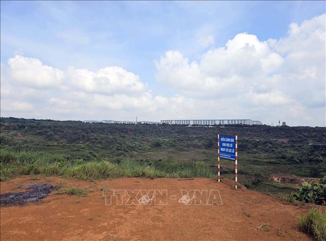 Ngành chức năng cảnh báo khu vực có nguy cơ sạt lở tại khu vực gần Nhà máy. Ảnh: Hưng Thịnh – TTXVN 