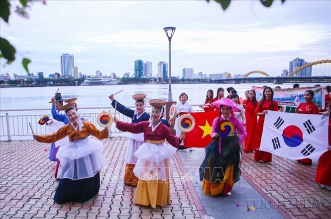 Việt Nam đã trở thành điểm đến hấp dẫn của khách du lịch quốc tế. Trong ảnh: Hoạt động giao lưu văn hóa giữa Đà Nẵng và Hàn Quốc để quảng bá, xúc tiến du lịch (2023). Ảnh: Trần Lê Lâm - TTXVN