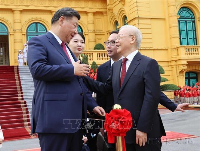 Tổng Bí thư Nguyễn Phú Trọng và Phu nhân chủ trì Lễ đón trọng thể Tổng Bí thư, Chủ tịch nước Trung Quốc Tập Cận Bình và Phu nhân thăm cấp Nhà nước tới Việt Nam (12/12/2023). Ảnh: Trí Dũng - TTXVN