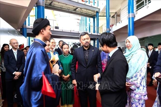 Crown Prince of Brunei Al-Muhtadee Billah (3rd R) visits the Vietnamese booth and talks with Vietnamese Ambassador to Brunei Tran Anh Vu (2nd R). VNA/Photo by courtesy