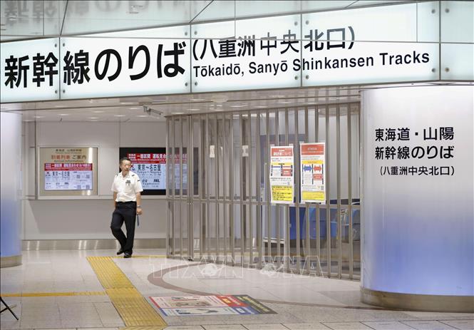 Cửa bán vé tại ga tàu JR Tokyo, Nhật Bản đóng khi dịch vụ tàu cao tốc giữa Tokyo và Nagoya bị tạm dừng do mưa bão, ngày 16/8/2024. Ảnh: Kyodo/TTXVN