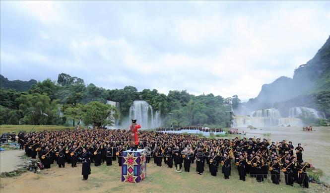 Đẩy mạnh quảng bá hình ảnh đất nước, văn hóa và con người Việt Nam ra thế giới. Trong ảnh: Công diễn hát Then, đàn Tính có chủ đề “Cội nguồn và Bản sắc Then Tính Cao Bằng” với sự tham của 1.000 người tại thác Bản Giốc. Ảnh: Chu Hiệu - TTXVN