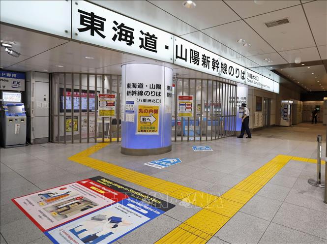 Cửa bán vé tại ga tàu JR Tokyo, Nhật Bản đóng khi dịch vụ tàu cao tốc giữa Tokyo và Nagoya bị tạm dừng do mưa bão, ngày 16/8/2024. Ảnh: Kyodo/TTXVN