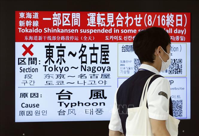 Bảng thông báo về việc tạm dừng dịch vụ tàu cao tốc giữa Tokyo và Nagoya (Nhật Bản) do mưa bão, ngày 16/8/2024. Ảnh: Kyodo/TTXVN