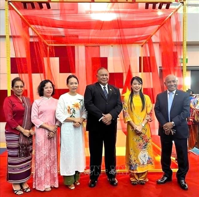 Timor Leste's Minister of Foreign Affairs Bendito dos Santos Freitas (3rd R) and Ambassador to Bruney Abel Guterres (1st R) visits the Vietnamese booth. VNA/Photo by courtesy