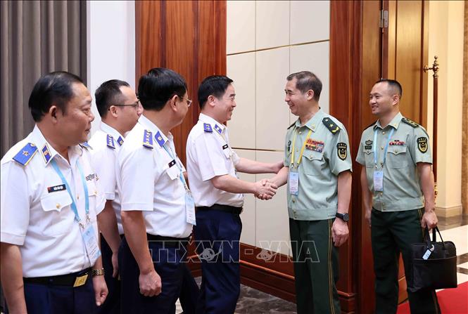 Lieutenant General Bui Quoc Oai, Political Commissar of the VCG, welcomes Chinese delegates. VNA Photo: An Đăng 