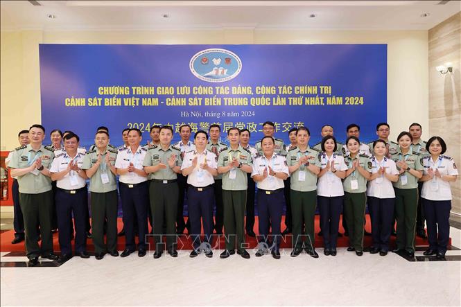 The two countries' delegates. VNA Photo: An Đăng 